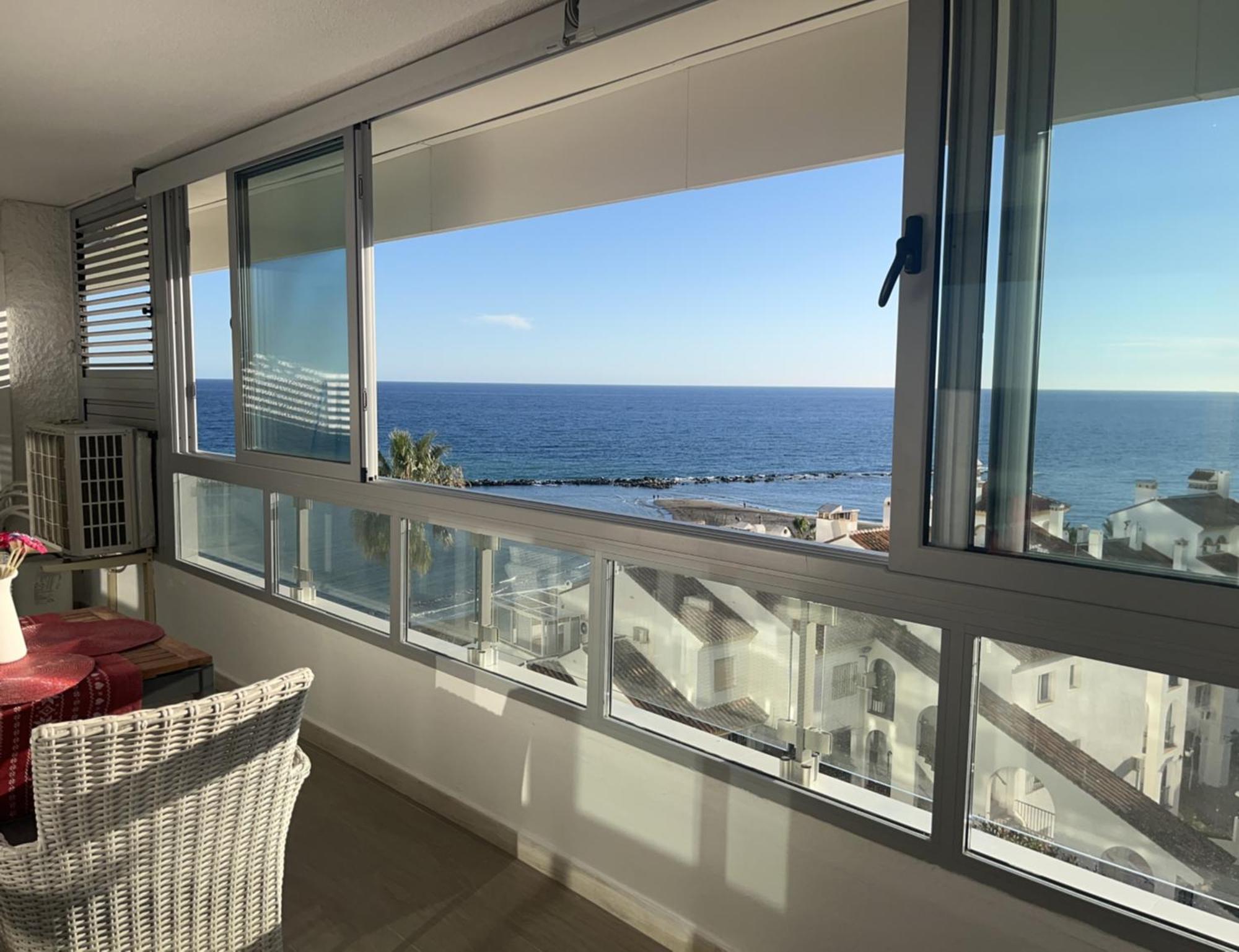 Piso Bonito En La Primera Linea De La Playa Con Vistas Al Mar En *