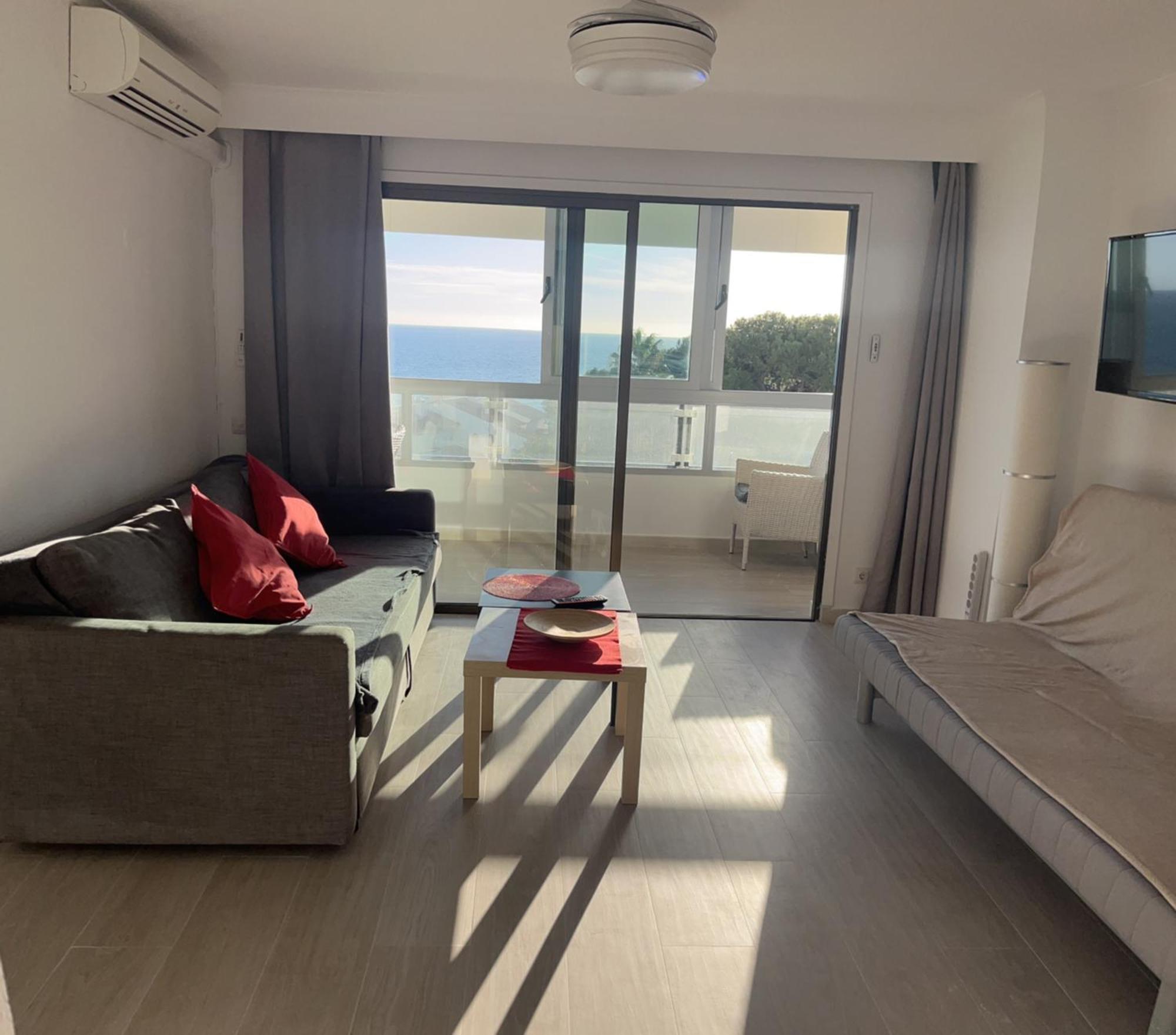 Piso Bonito En La Primera Linea De La Playa Con Vistas Al Mar En * Benalmádena