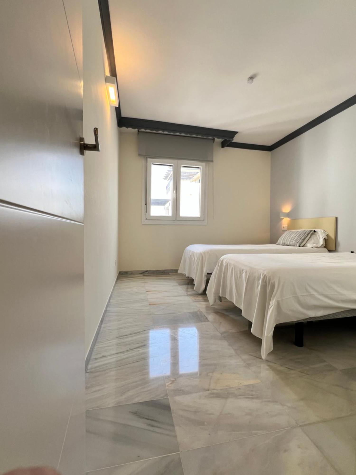 Puerto Banus. Urb Jardines Del Puerto. For Up To 6 Apartamento Marbella