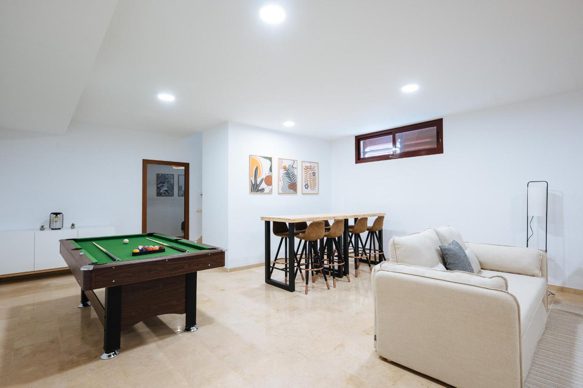 Luxury In Sevilla - Pool, Terrace & Gameroom Apartment