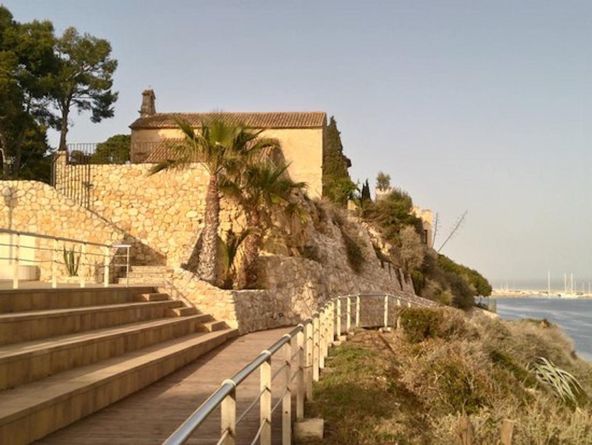 Spacious Flat With Sea Views, 3 Bedrooms, 2 Bathrooms And Next To The Beach!!