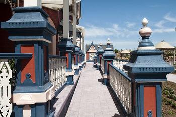 Hotel Portaventura Lucy's Mansion: Unlimited Park Access & Express Passes 5*