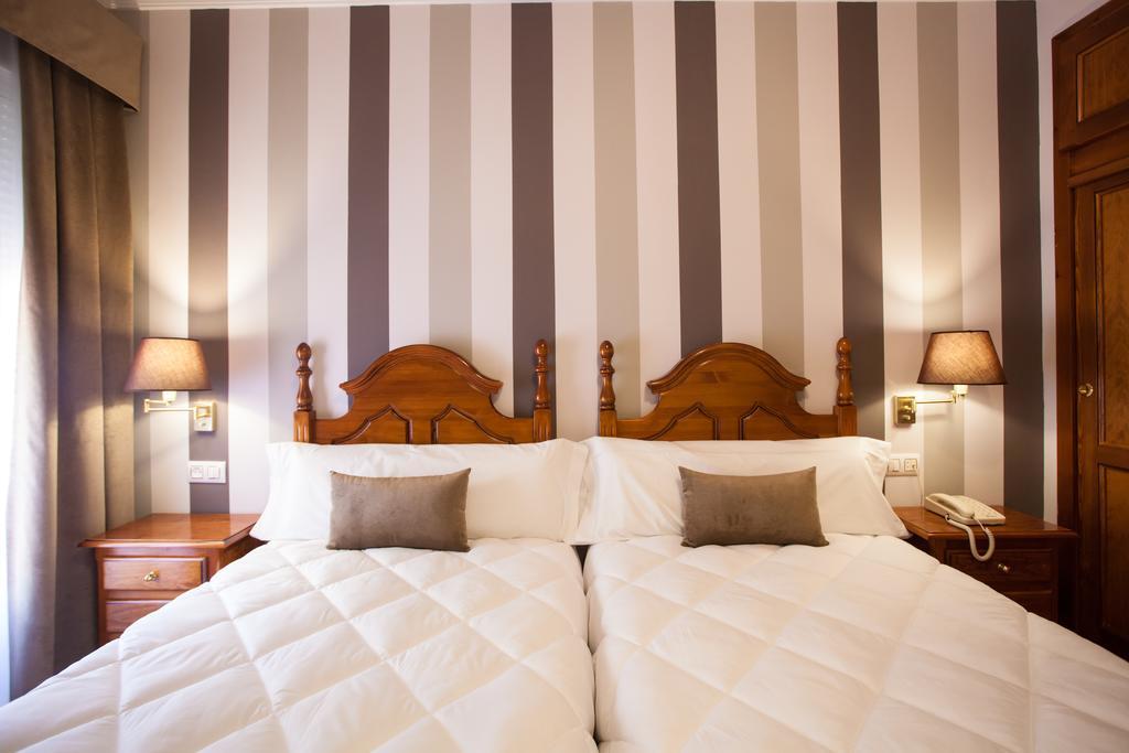 Los Cazadores Hotel *