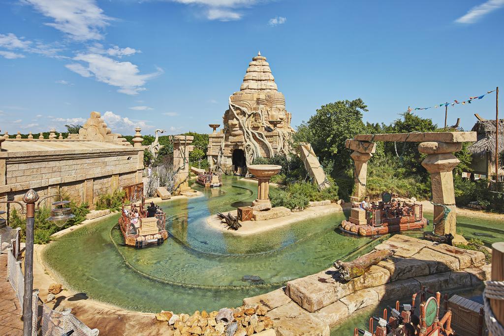Hotel Portaventura Lucy's Mansion: Unlimited Park Access & Express Passes