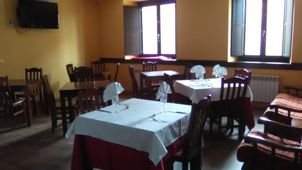 Hostal El *