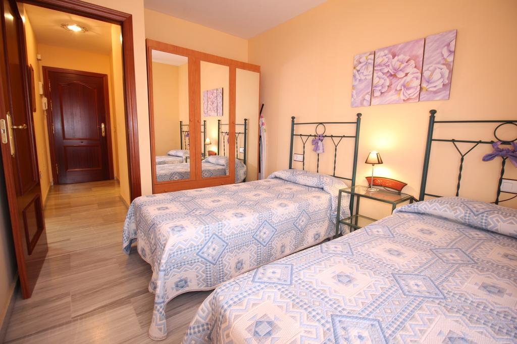Apartamento Costa Del Sol, A 100m Playa, Superpiscina, Garaje, Microclima