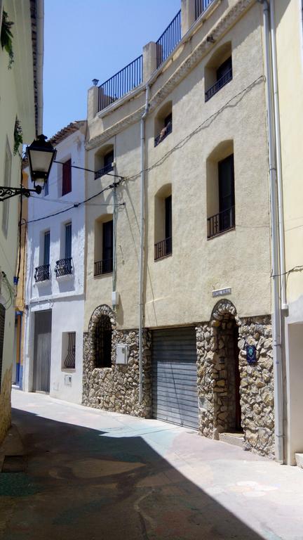 El Almendro Y La Montaña