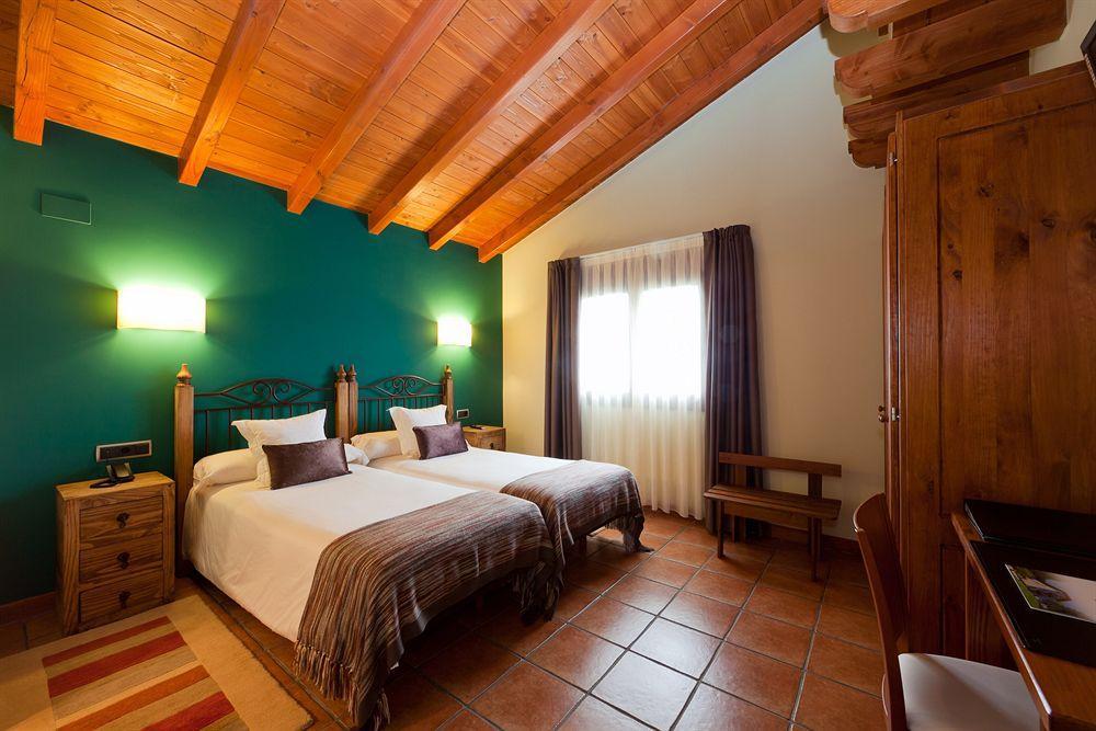 Hotel Txaraka 2*