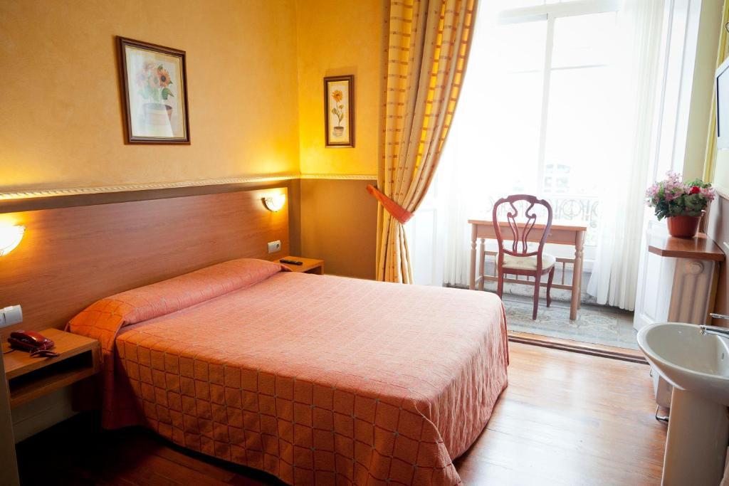 Aguila Hotel *