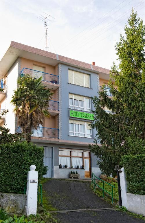 Hotel Txaraka 2*