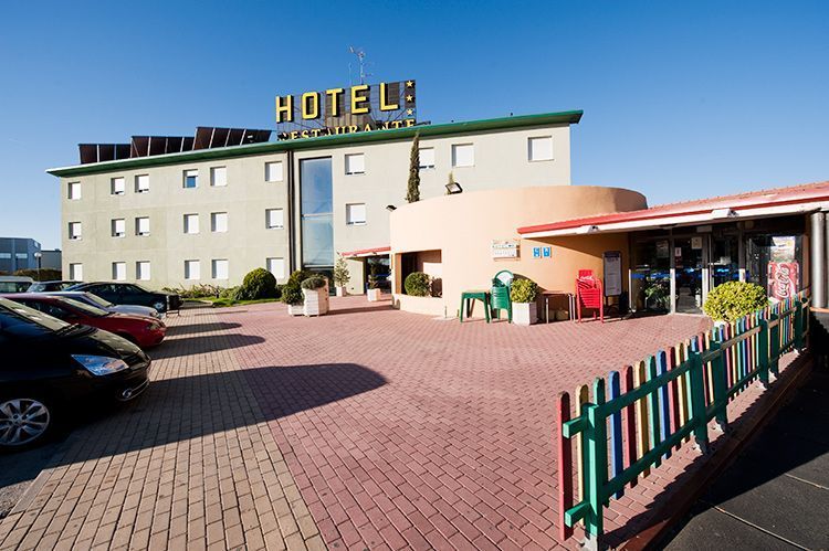 Rey Arturo Burgos Hotel Villagonzalo Pedernales