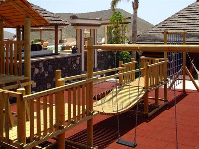 Regency Country Club, Hotel