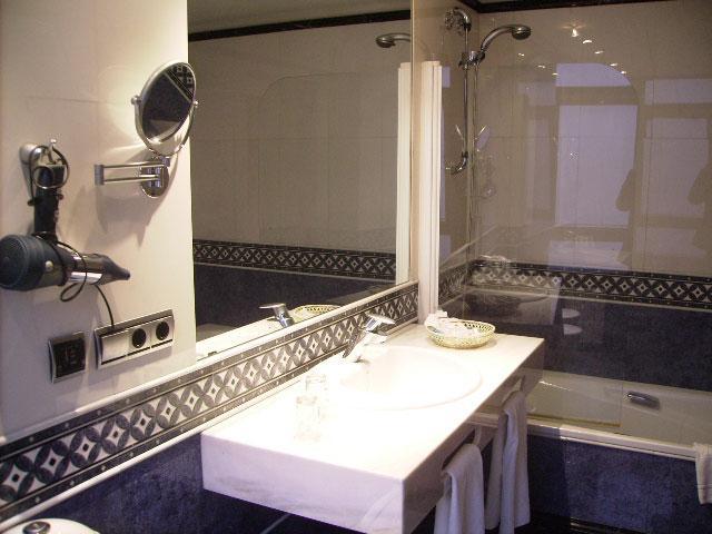 Amadeus Hotel 4*