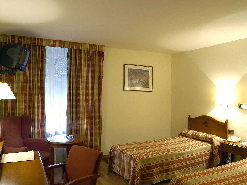 Abat Cisneros Hotel Montserrat