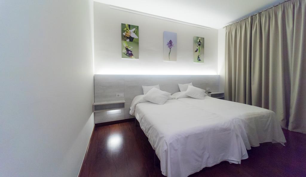 - Habitacions I Hotel El Pi de Sant Just