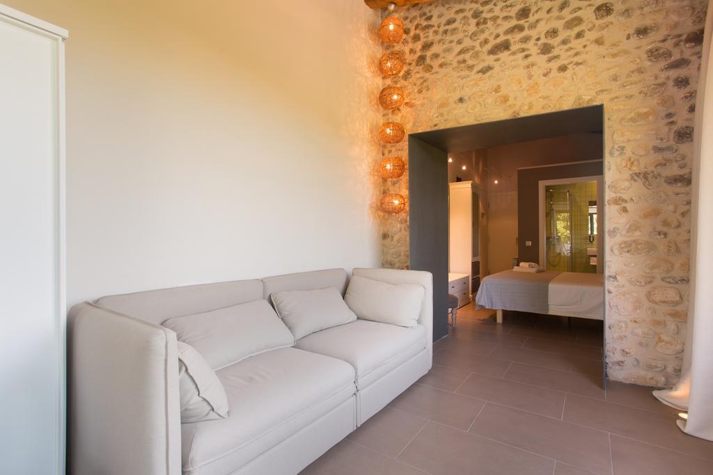 Clotas Masia Bed & Breakfast Cistella
