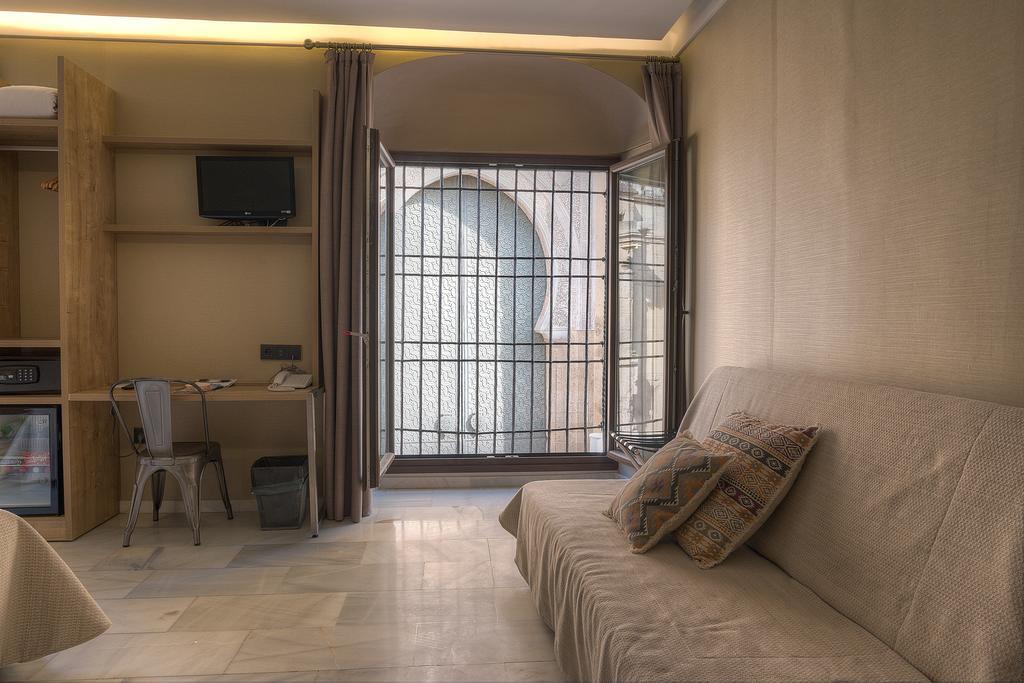 Patios Hotel *