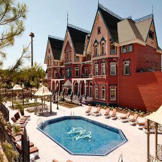 Portaventura Lucy's Mansion: Unlimited Park Access & Express Passes Hotel Salou