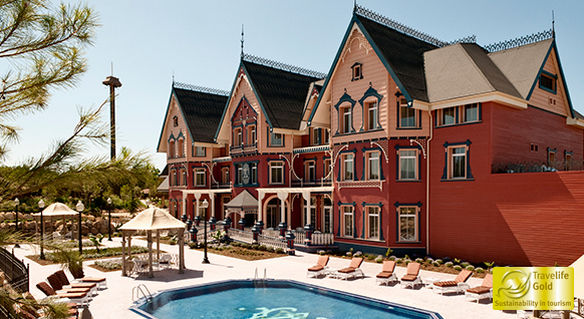 Hotel Portaventura Lucy's Mansion: Unlimited Park Access & Express Passes