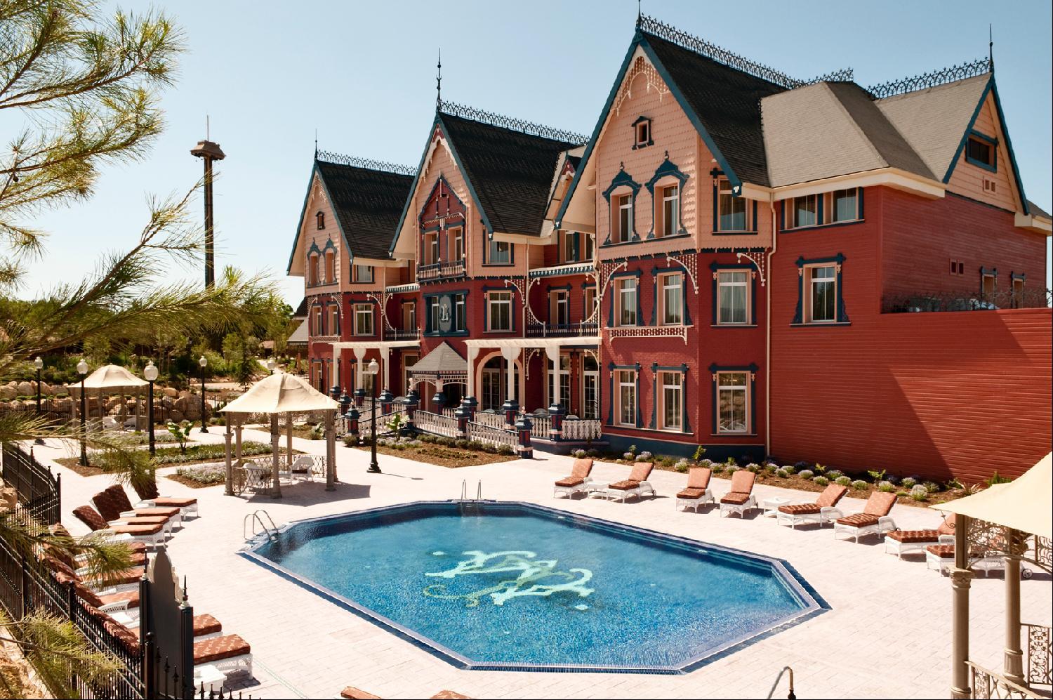 Hotel Portaventura Lucy's Mansion: Unlimited Park Access & Express Passes