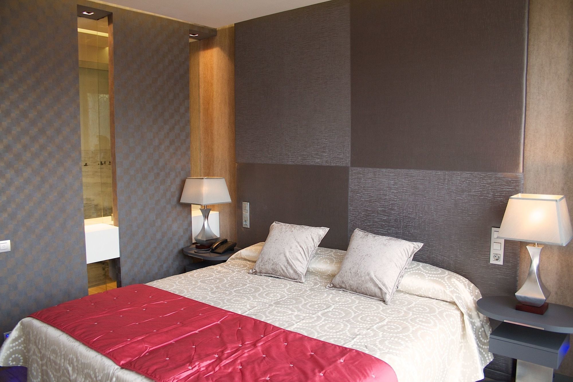 Hotel Mim & 4*