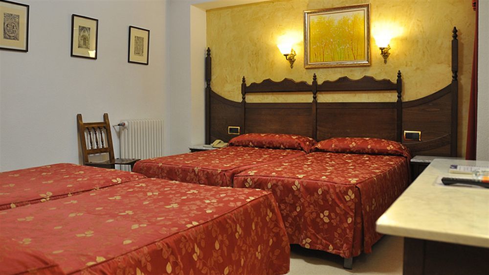 Reyes Catolicos Hotel