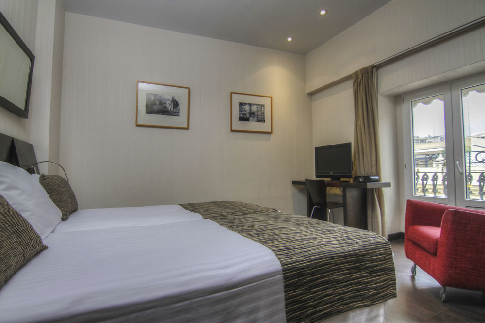 Petit Palace Plaza De La Reina Hotel 3*