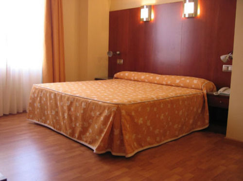 Hotel Dona Urraca 3*