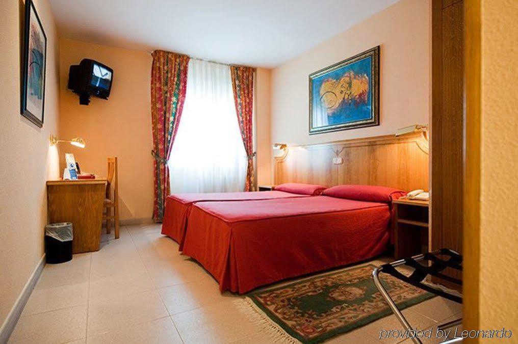 Hotel Rey Arturo Burgos Villagonzalo Pedernales