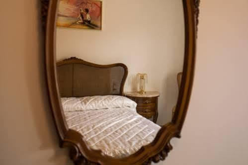 - Habitacions I 2* El Pi de Sant Just