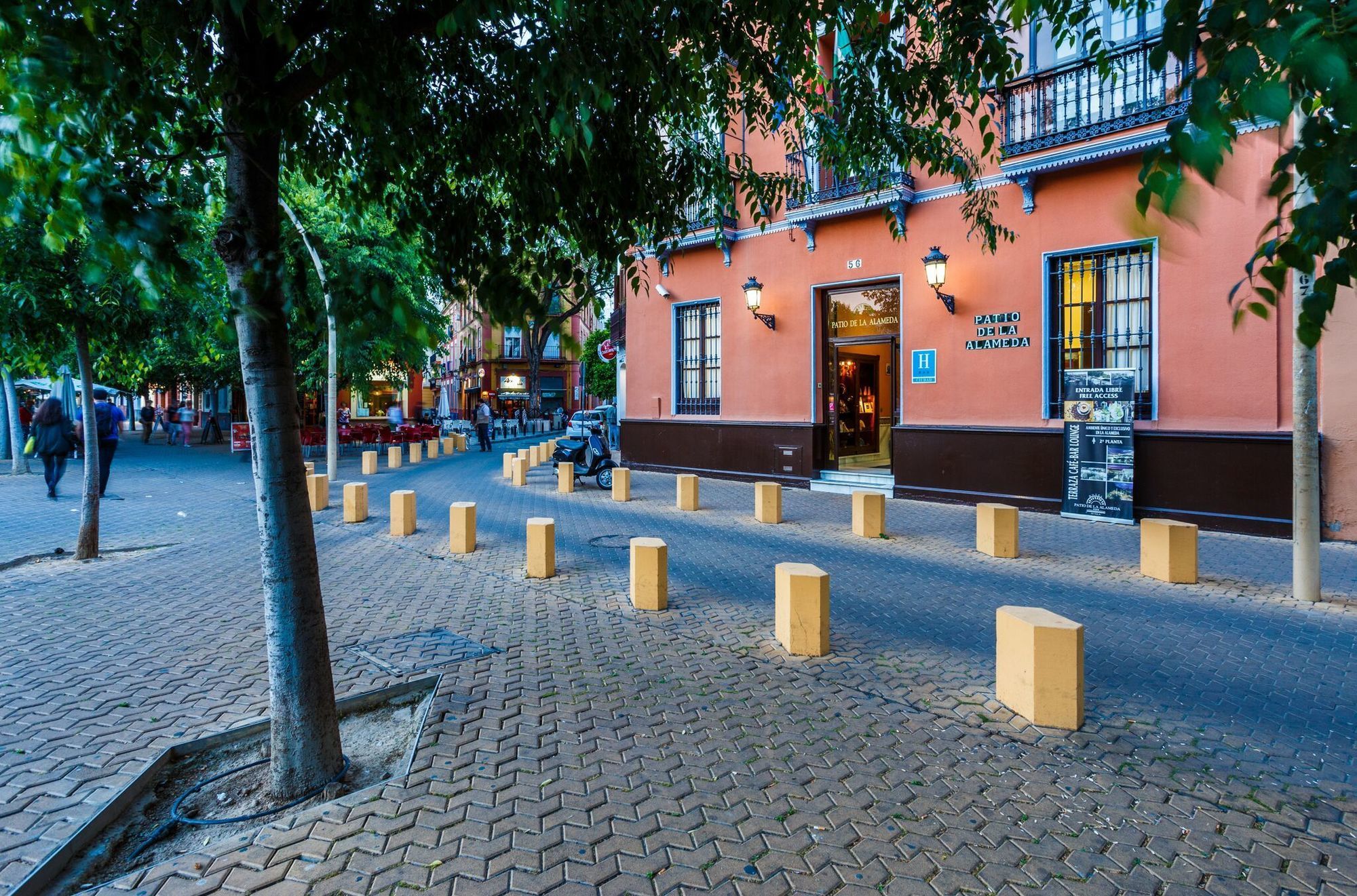 Patio De La Alameda 3*