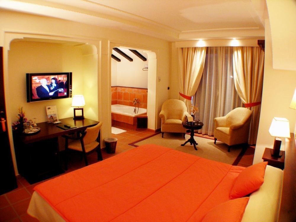 Hotel Cerezos 3*