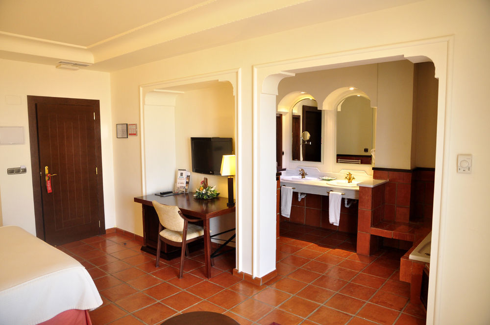 Hotel Cerezos 3*