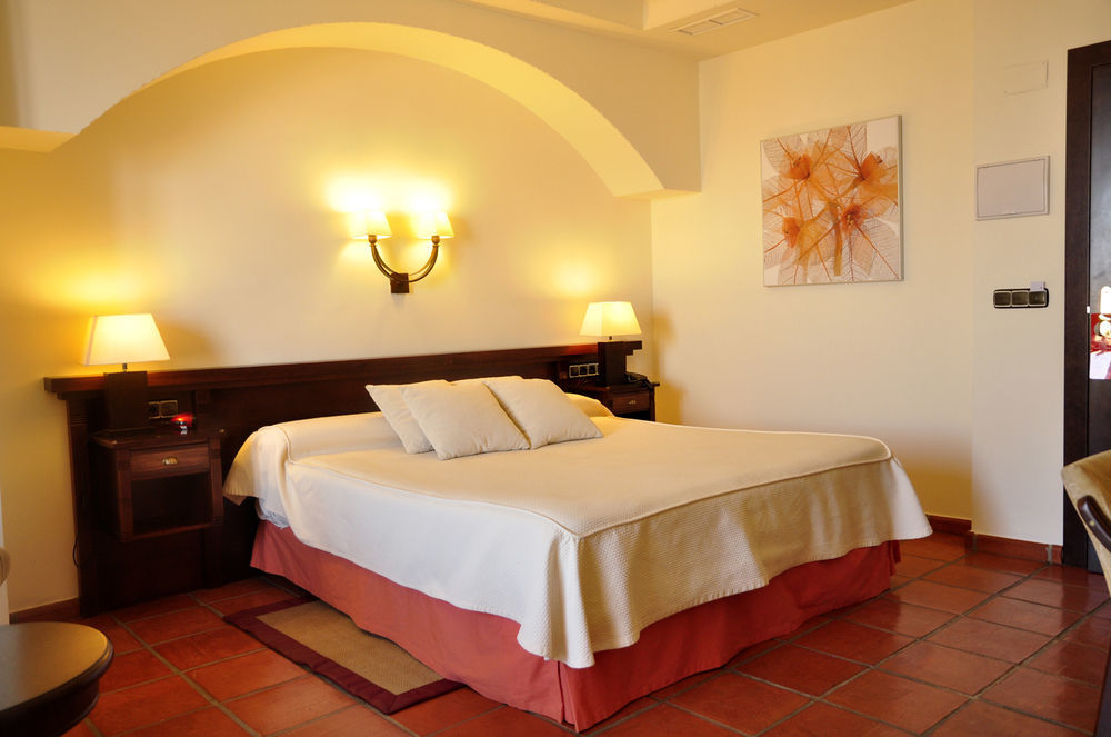 Hotel Cerezos 3*