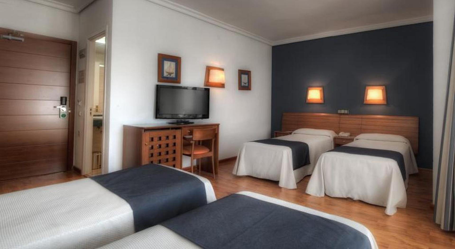 Hotel Puerto Bahia & 4*