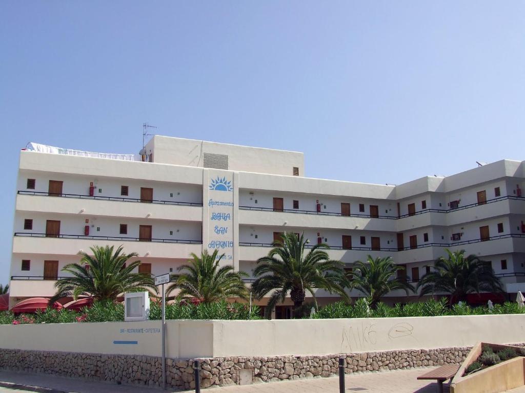 Apartahotel Bahia De San Antonio
