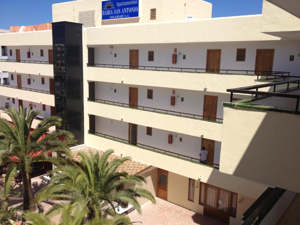 Apartahotel Bahia De San Antonio 2*