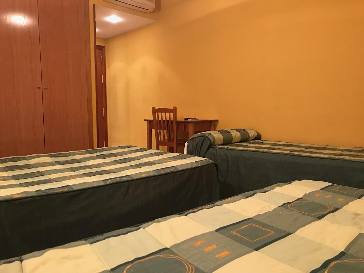 Hotel Leones, El Mas Cercano A Warner 2*