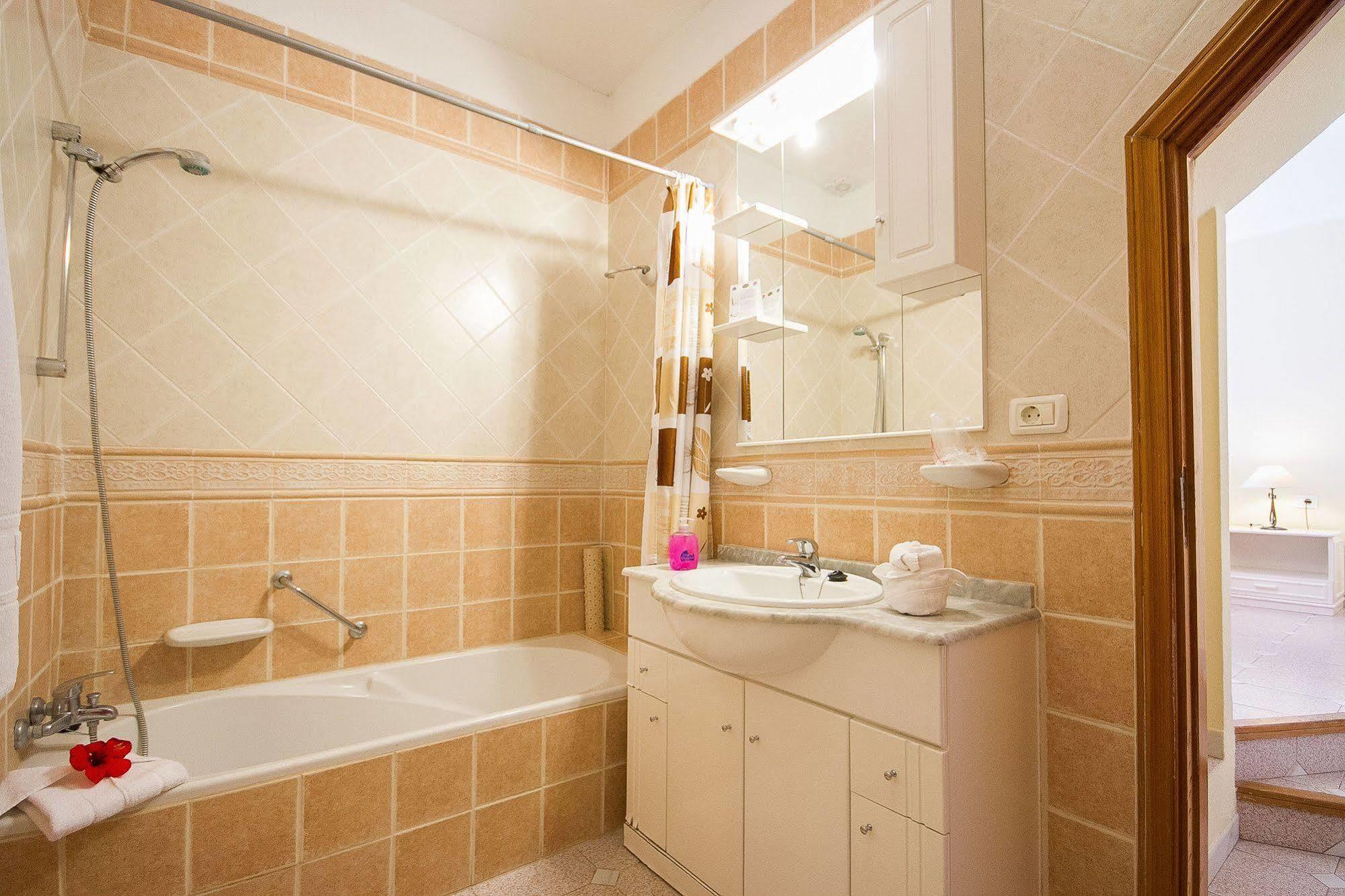 Ona Claveles Apartahotel 3*