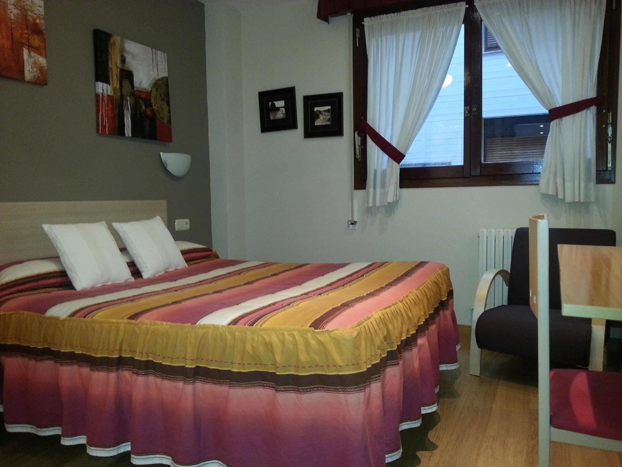 Hotel Meson Del Barro 2*