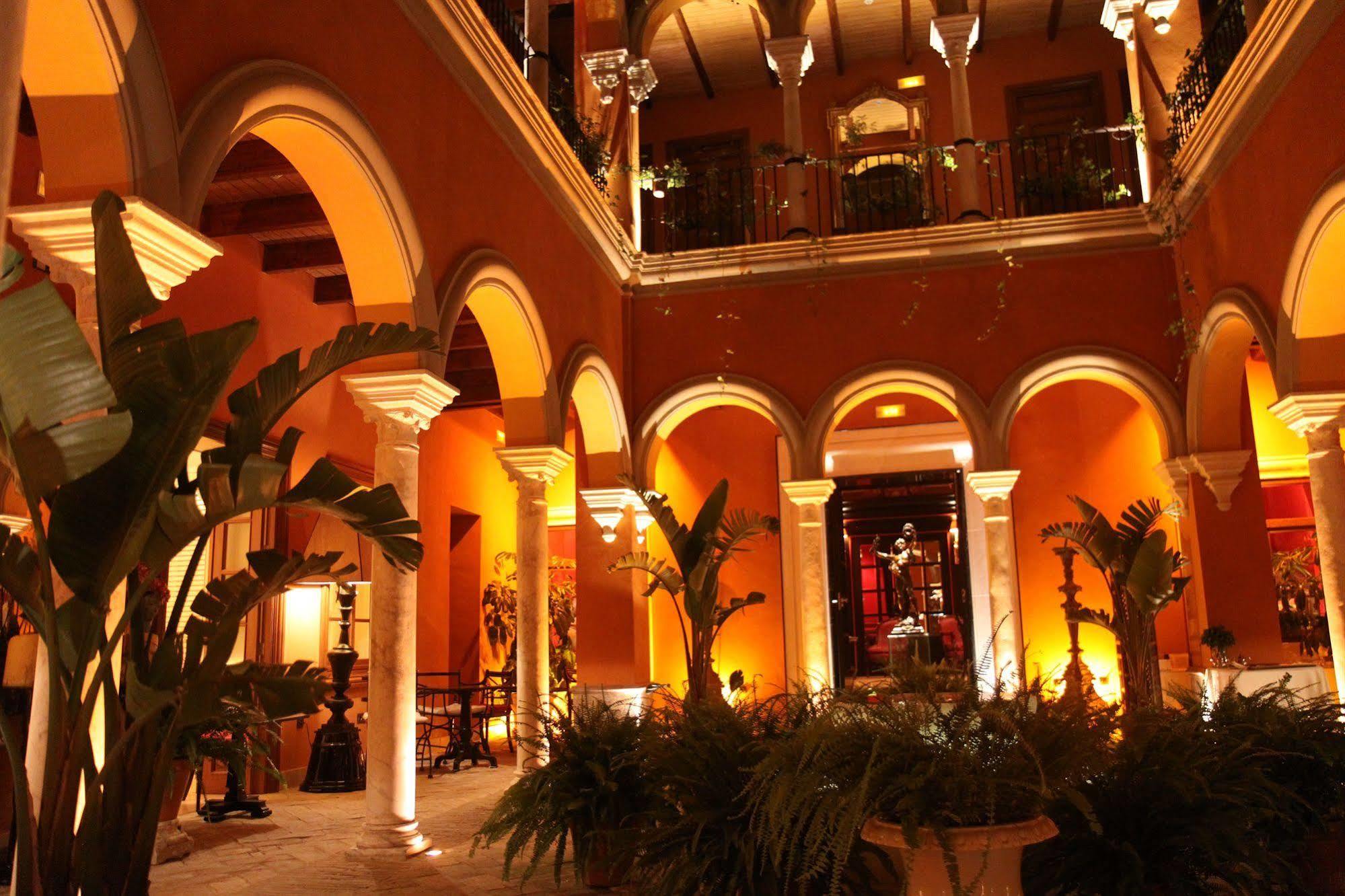 Hotel Casa Del Poeta 4*