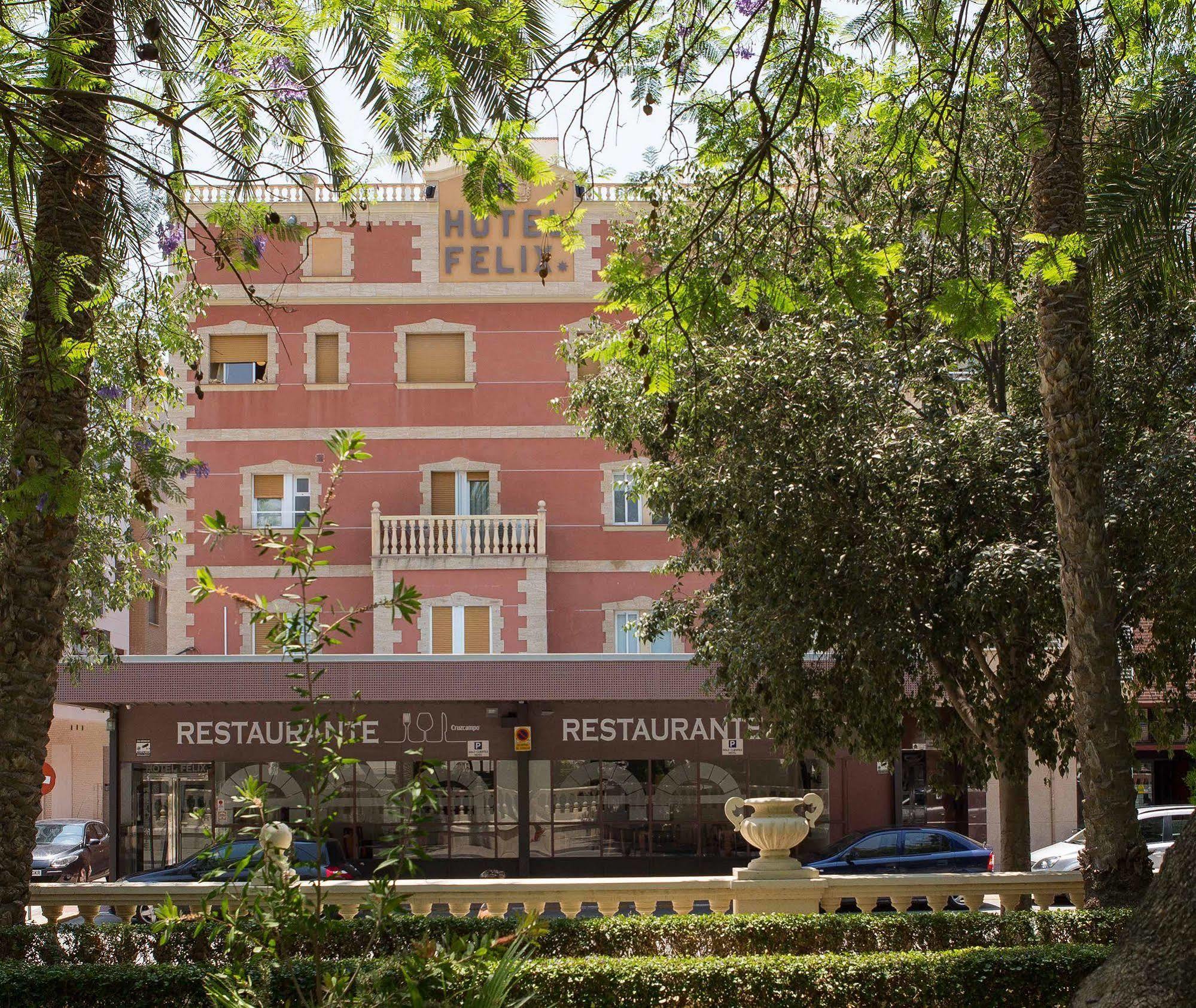 Felix Hotel *