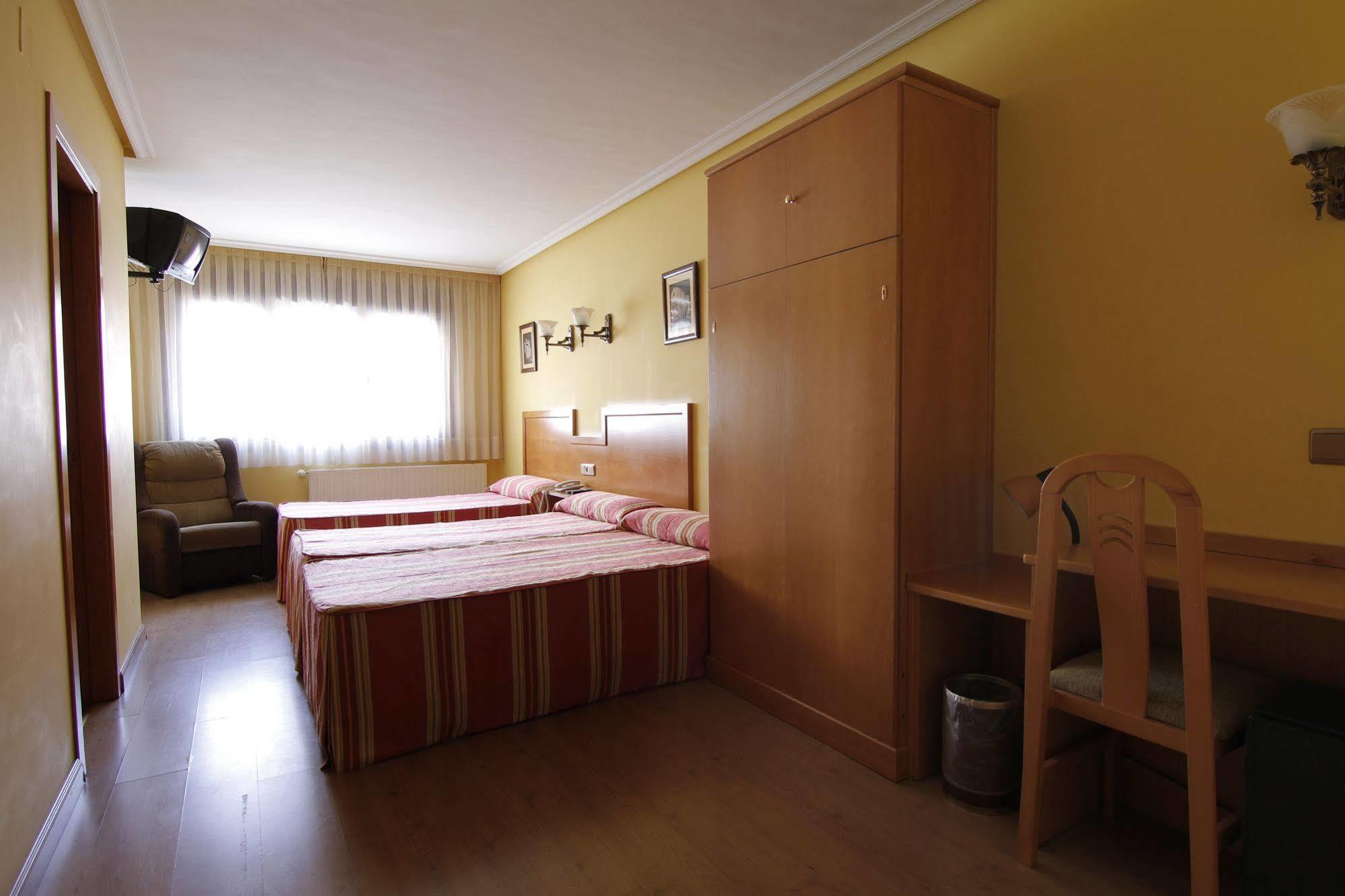 Carbayon Hotel 2*