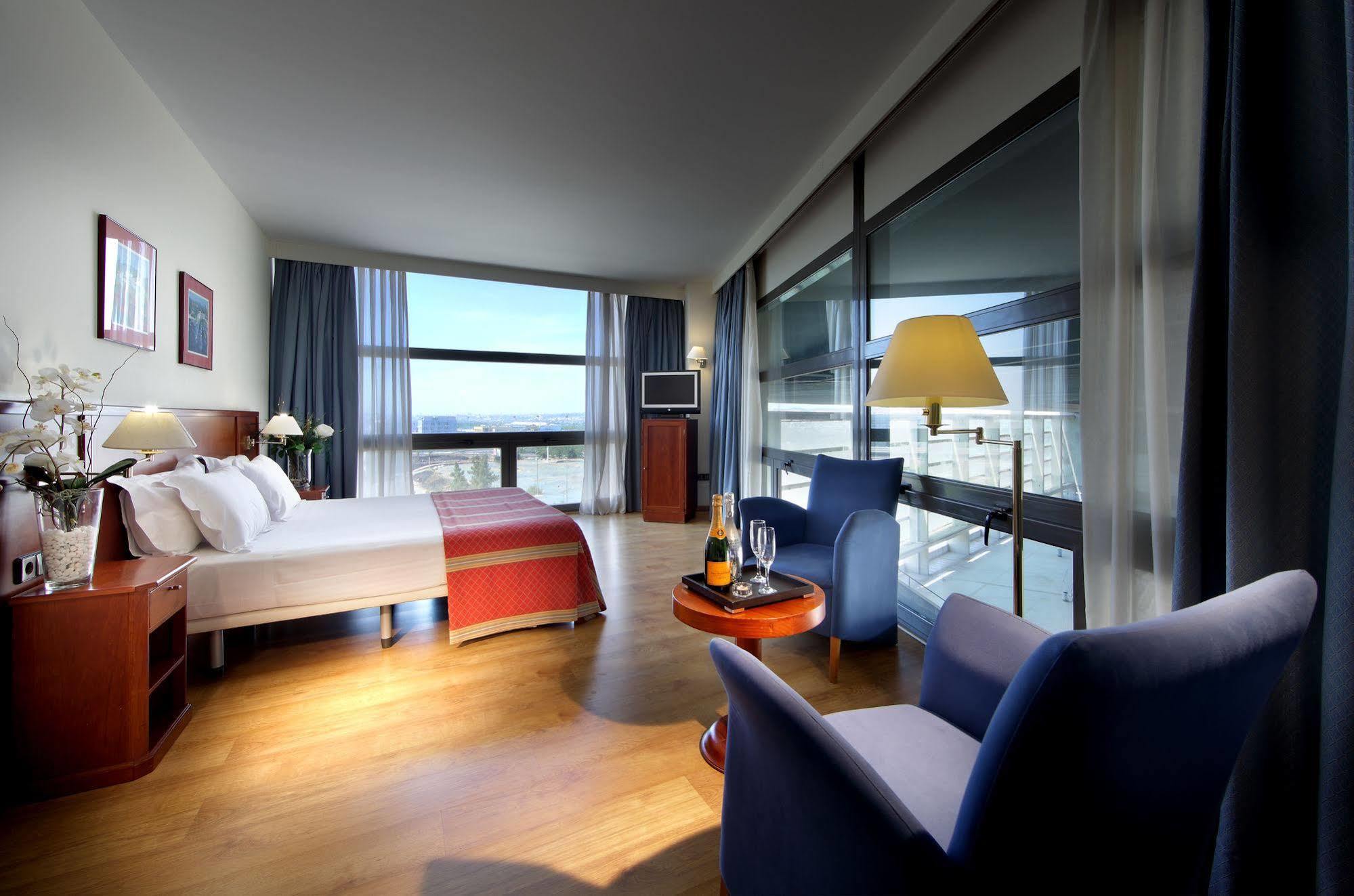 Exe Isla Cartuja Hotel 4*