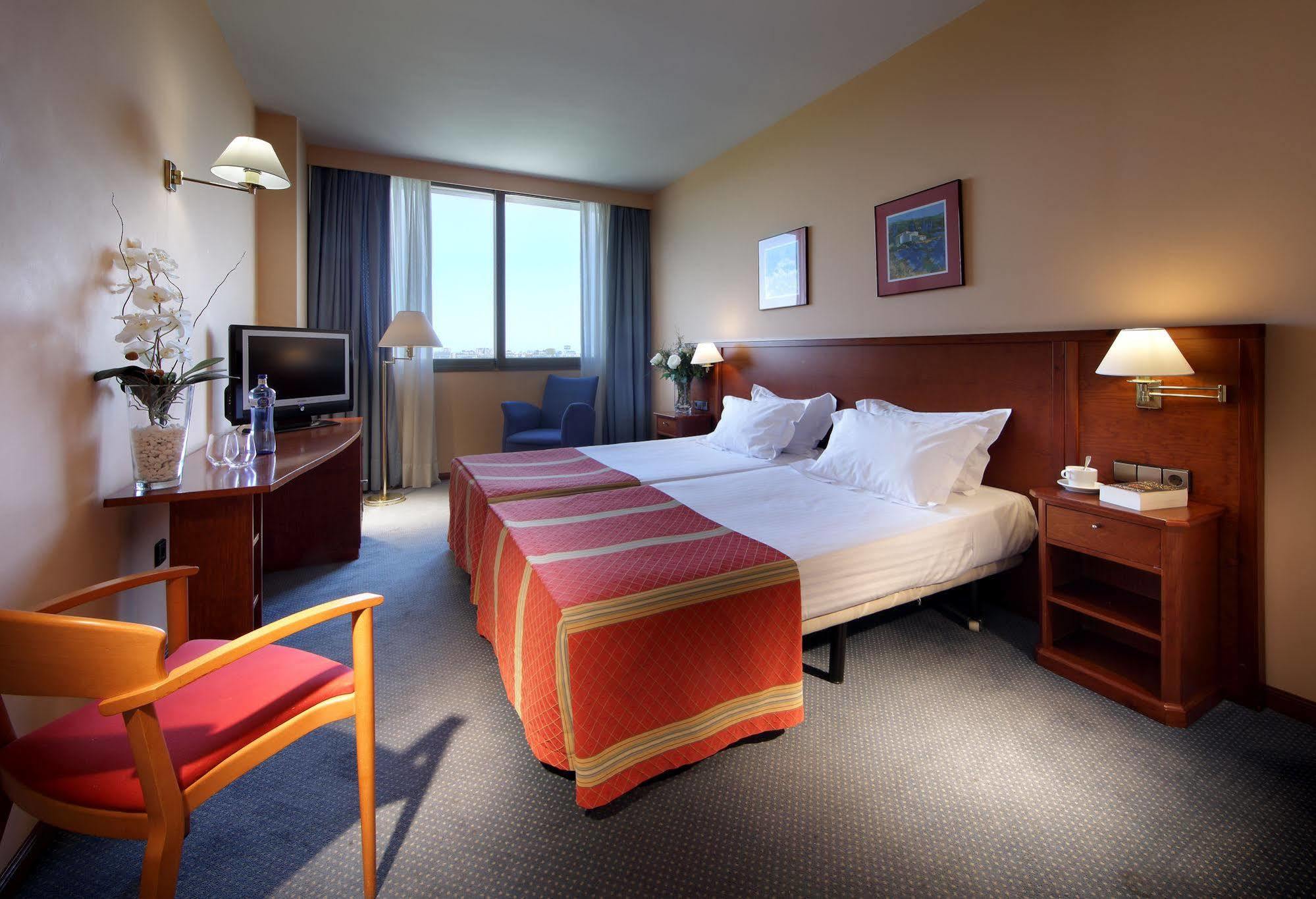 Exe Isla Cartuja Hotel 4*