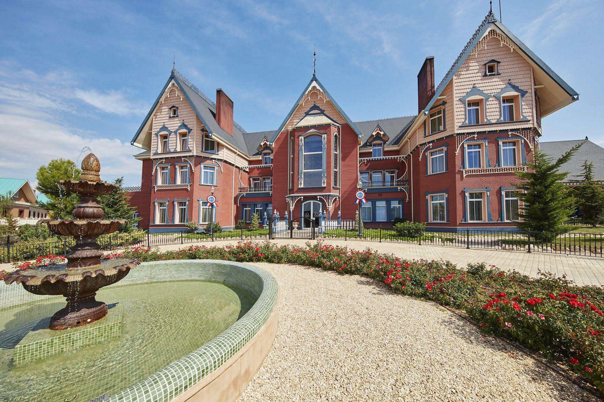 Hotel Portaventura Lucy's Mansion: Unlimited Park Access & Express Passes