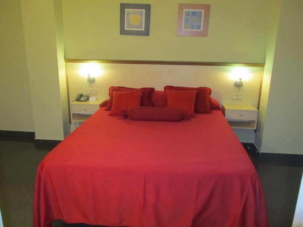 Hotel Velilla Velilla de San Antonio