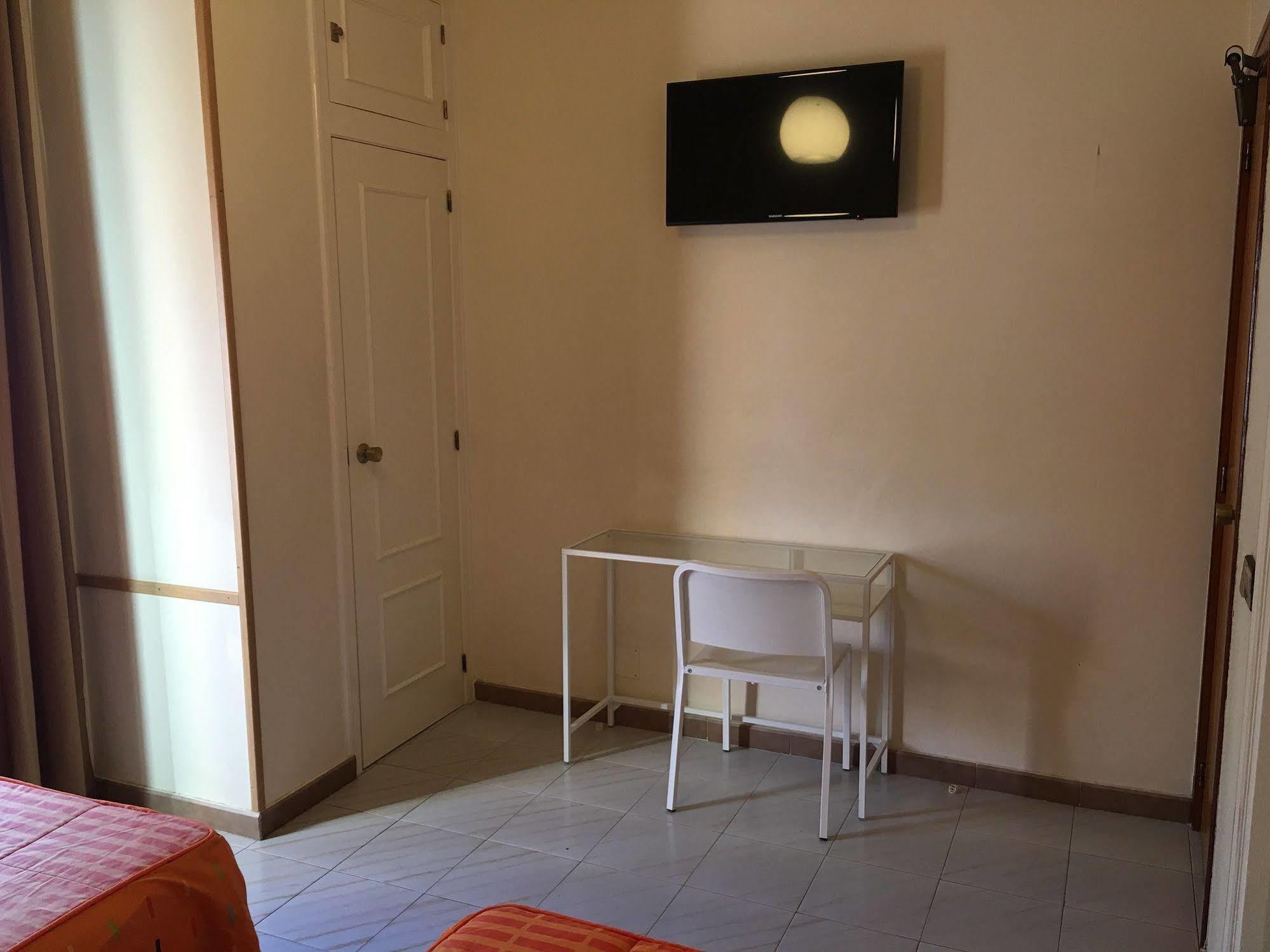 Cervantes Guest house 2*