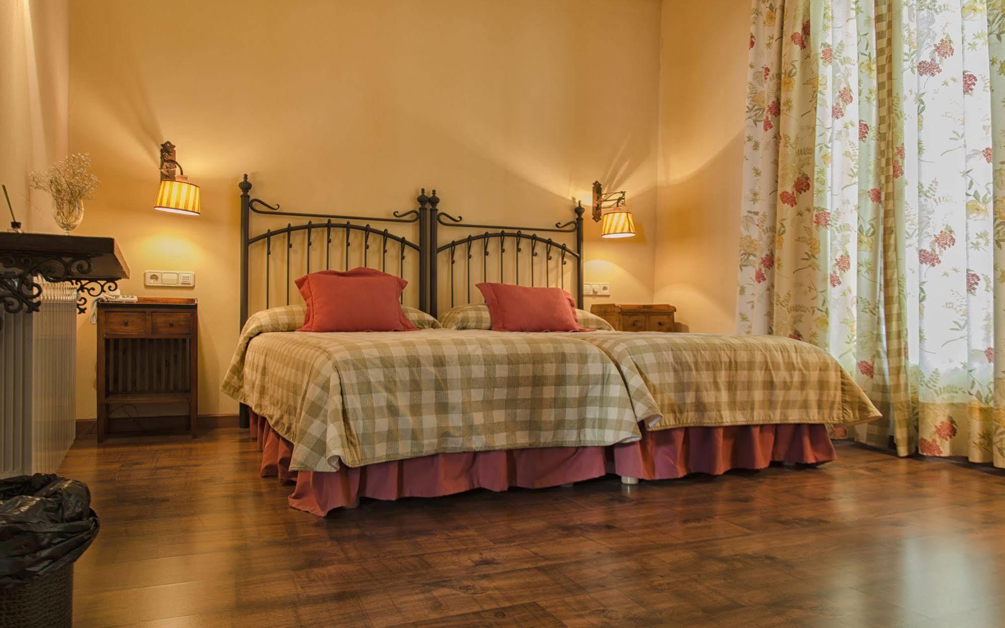 Aguas De Hotel 3*