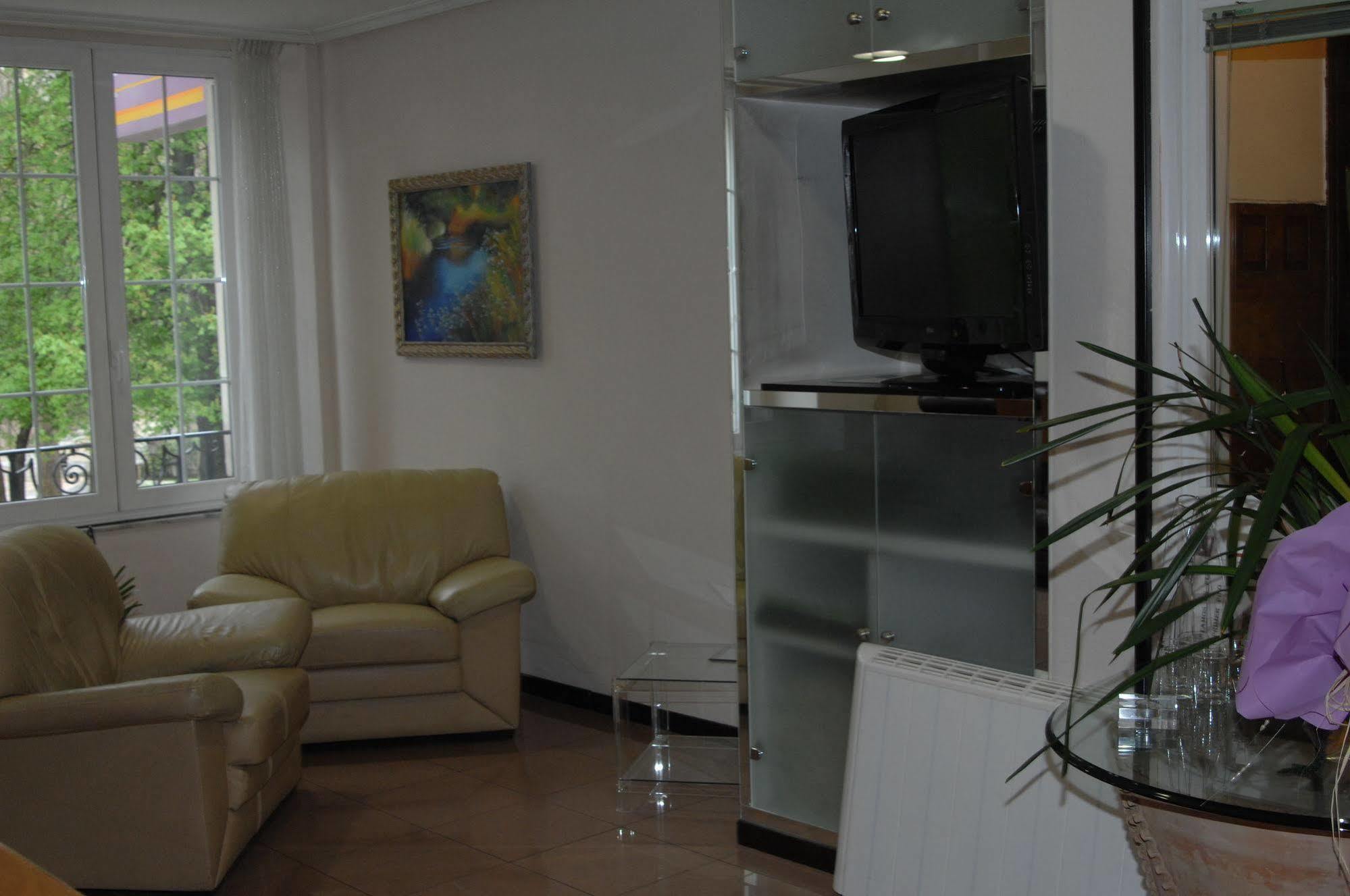 Santacruz Hotel *